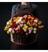 красные, жёлтые, розовые, белые и оранжевые кустовые розы в корзине