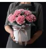 розовые гвоздики с эвкалиптом в коробке