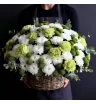 композиция из белых и зелёных хризантем и салатовых гвоздик с эвкалиптом в корзине