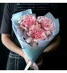 3 розовые французские розы в голубой упаковке