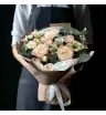букет из кремовых роз, гвоздик и белой альстромерии с эвкалиптом