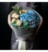букет из голубой гортензии, кустовых кремовых роз и эвкалипта