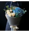 букет из голубой гортензии, кустовых кремовых роз и эвкалипта