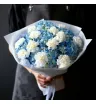 букет из голубых гортензий и белых гвоздик
