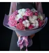 букет из розовых роз, белых хризантем, розовых гвоздик и хлопка