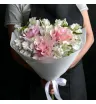 Букет из розовых французских роз и белых альстромерий.