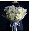 букет из белых французских роз и альстромерии.