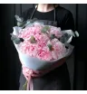 букет из 7 розовых французских роз и эвкалипта.