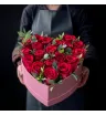 21 красная роза с эвкалиптом в коробке-сердце