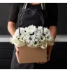 Композиция из ромашковых хризантем в крафтовом пакете