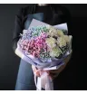 букет из белых гвоздик и разноцветной гипсофилы в сиреневой упаковке