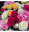 букет из 11 розовых,белых,жёлтых и малиновых кустовых роз.