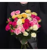 букет из 11 розовых,белых,жёлтых и малиновых кустовых роз.