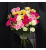 букет из 11 розовых,белых,жёлтых и малиновых кустовых роз.