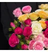 букет из 11 розовых,белых,жёлтых и малиновых кустовых роз.