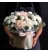 композиция из белых кустовых хризантем, кремовых гвоздик и эвкалипта в шляпной коробке
