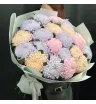 21 сиреневая, розовая и кремовая одноголовая хризантема в букете