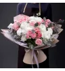 букет из кустовых розовых роз, белых кустовых хризантем и розовой гортензии с эвкалиптом