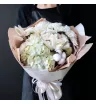 белая гортензия, белые розы и хризантемы с хлопком и лагурусом в букете.