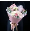 букет из розовой гортензии, розовых и кремовых роз и кремовых гвоздик с эвкалиптом