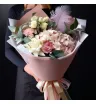 букет из розовой гортензии, розовых и кремовых роз и кремовых гвоздик с эвкалиптом