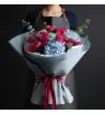 букет из малиновых кустовых роз и голубой гортензии с эвкалиптом.