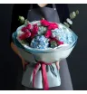 букет из малиновых кустовых роз и голубой гортензии с эвкалиптом.