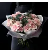 букет из розовых французских пионовидных роз с эвкалиптом.