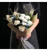 Букет из белых гвоздик с колосками пшеницы и эвкалиптом.