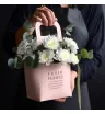 Композиция из белых кустовых хризантем и эвкалипта в розовом плайм-пакете