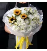 Букет из подсолнухов, белых кустовых хризантем и ромашек