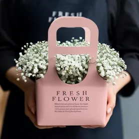 композиция из белой гипсофилы в коробке