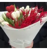 букет из белых тюльпанов, красного вакциниума и декоративных сердечек