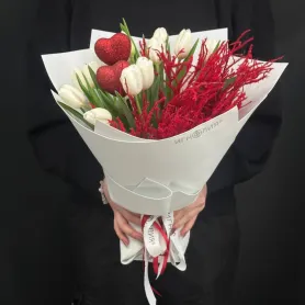 букет из белых тюльпанов, красного вакциниума и декоративных сердечек