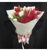 букет из белых тюльпанов, красного вакциниума и декоративных сердечек