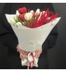 букет из белых тюльпанов, красного вакциниума и декоративных сердечек