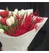 букет из белых тюльпанов, красного вакциниума и декоративных сердечек