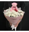 букет из белых кустовых хризантем с розовым медвежонком и красным сердцем.