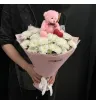 букет из белых кустовых хризантем с розовым медвежонком и красным сердцем.