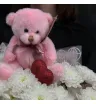 букет из белых кустовых хризантем с розовым медвежонком и красным сердцем.