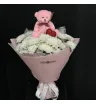 букет из белых кустовых хризантем с розовым медвежонком и красным сердцем.