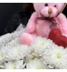 букет из белых кустовых хризантем с розовым медвежонком и красным сердцем.