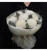 букет из 7 белых одноголовых хризантем с эвкалиптом и стифой.