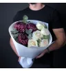 букет из белых и кремовых роз и бордовых хризантем Бигуди с эвкалиптом