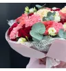 букет из красных и коралловых роз, кремовой гортензии, розовых гвоздик и белой эустомы с эвкалиптом