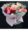 букет из красных и коралловых роз, кремовой гортензии, розовых гвоздик и белой эустомы с эвкалиптом