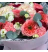 букет из красных и коралловых роз, кремовой гортензии, розовых гвоздик и белой эустомы с эвкалиптом