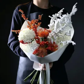 букет из белых хризантем, оранжевых веток илекса и белого вакциниума