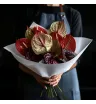 15 красных и бордовых антуриумов в букете