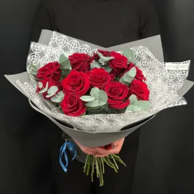 Букет из 11 красных роз с эвкалиптом